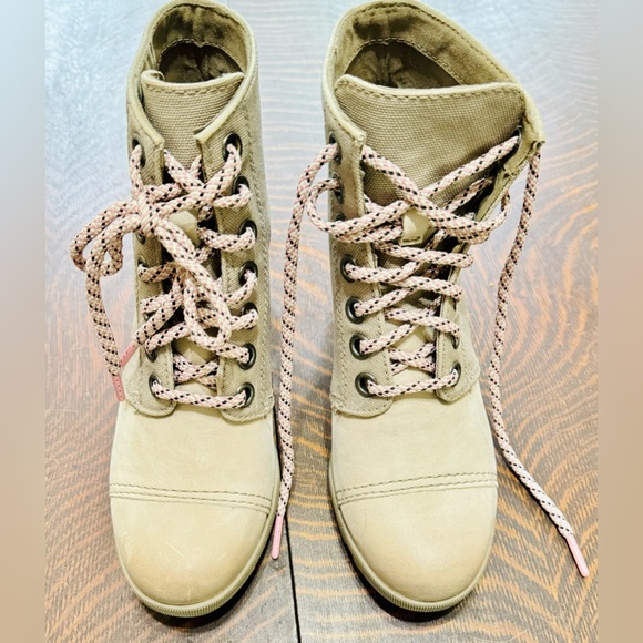 Sorel (size 8 / 39 EURO) “Joan of Artic” Wedge Boot - Picture 8 of 9